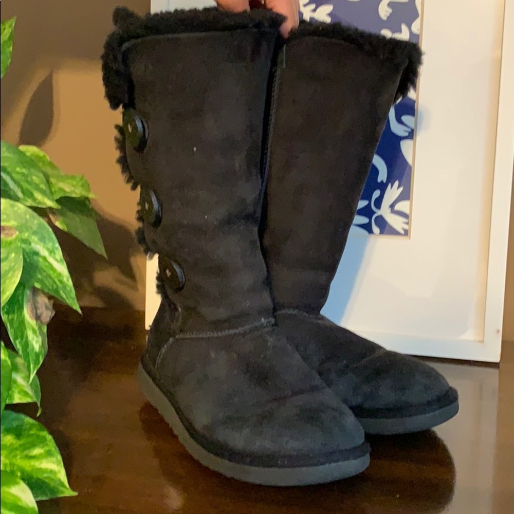 Tall Ugg boots with 3 buttons